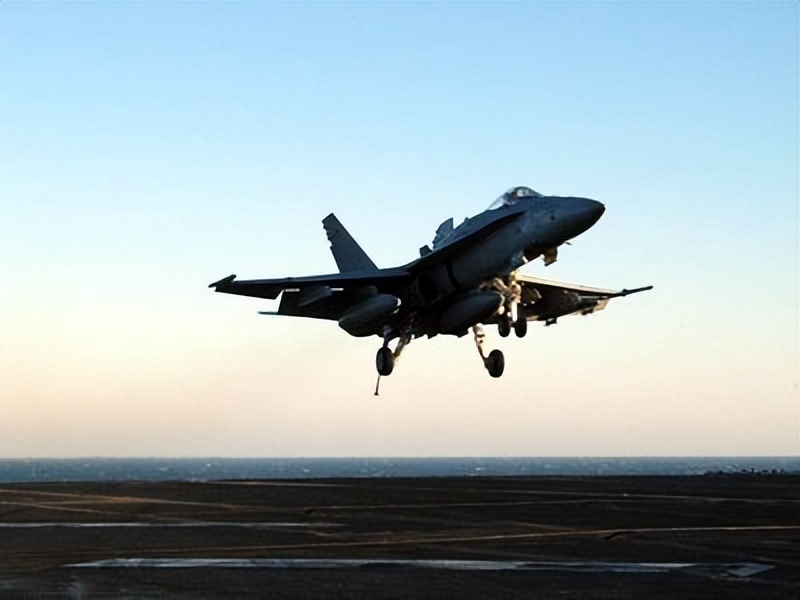 东施效颦！台军草莓兵模仿解放军踢正步，“四不像”惹人啼笑皆非