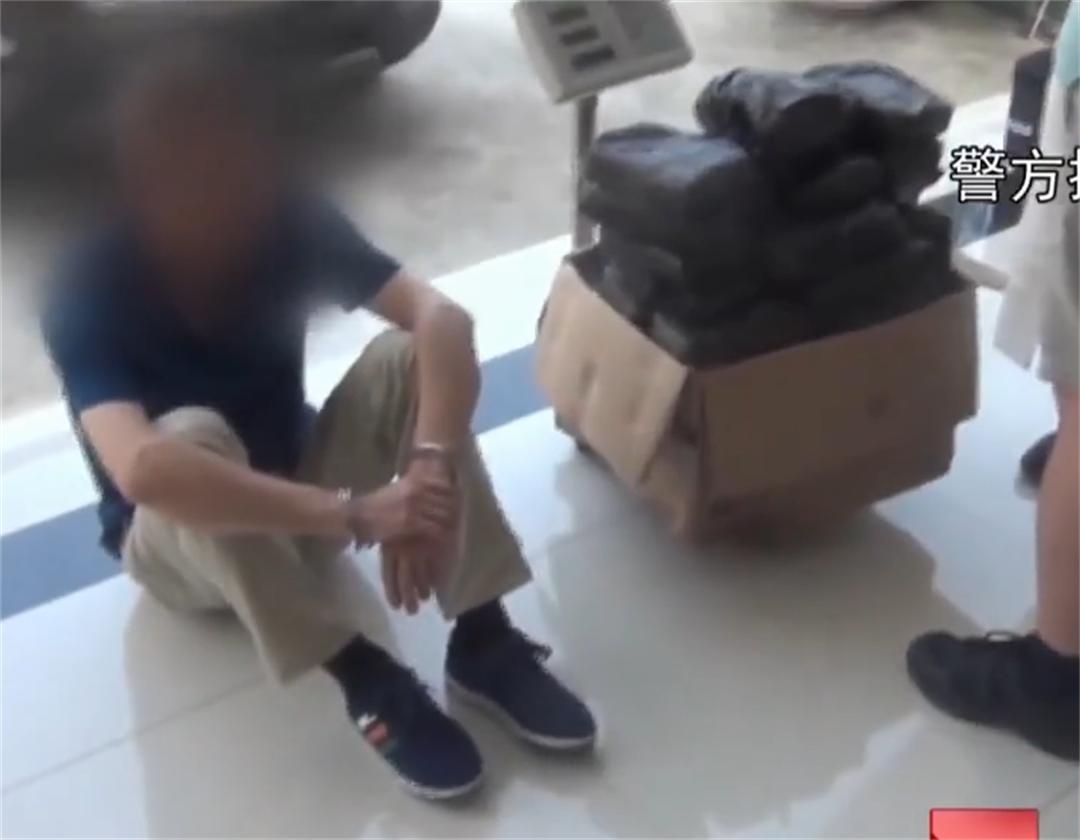 60澶氬瞾鑰佷汉杞借揣琚氦璀︽姄鍚庣画,鑰佷汉鎷栧甯﹀彛