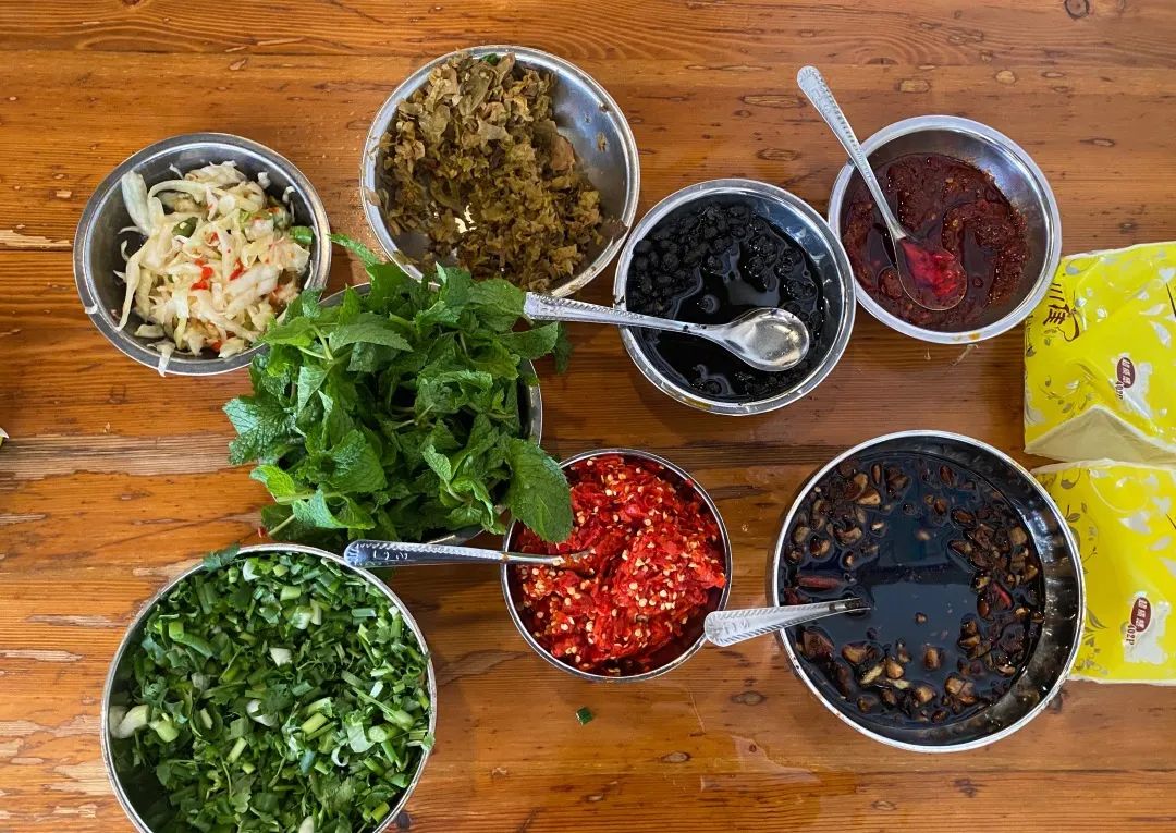 外地朋友来四川吃美食,外地朋友来四川吃苍蝇馆子