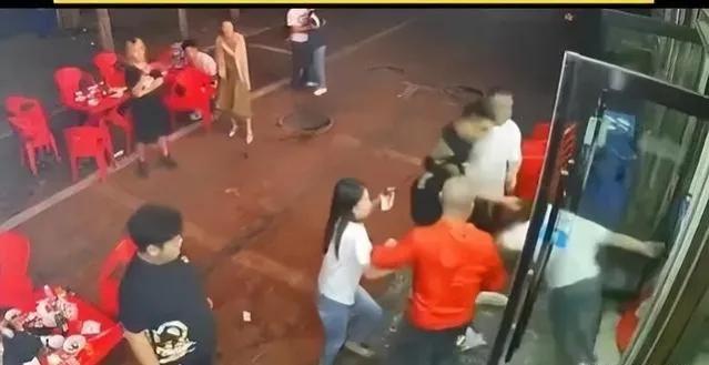 公安部回应唐山烧烤店打人事件,目击者说唐山烧烤店打人事件