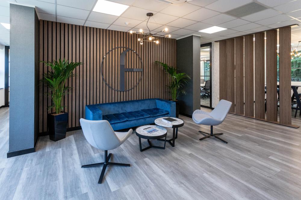 深邃蓝调英国地产咨询公司FisherGerman班伯里办公场所设计