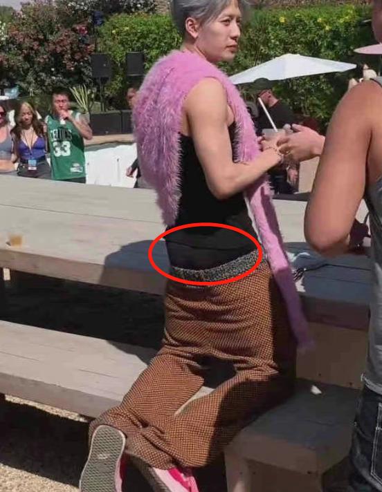 衣不蔽体,全身涂白,满口假牙闪瞎眼…娱圈的病态审美,该管管了