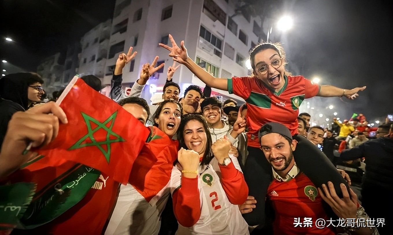 中国人何时能看到这一天，这国足球创历史，人们涌上街头庆祝