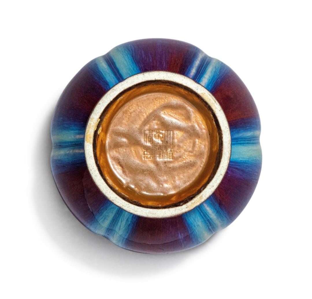 苏富比拍卖镂空八棱瓶,苏富比粉彩九桃纹天球瓶