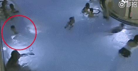 儿童溺水时会在水面上拼命挣扎吗,婴儿最常见的溺水是发生在河里吗