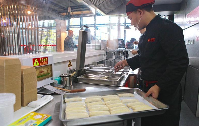 北京年夜饭太火！春节餐厅日薪800元，仍难招到短工？加上补贴，小时工一个月可挣6000元