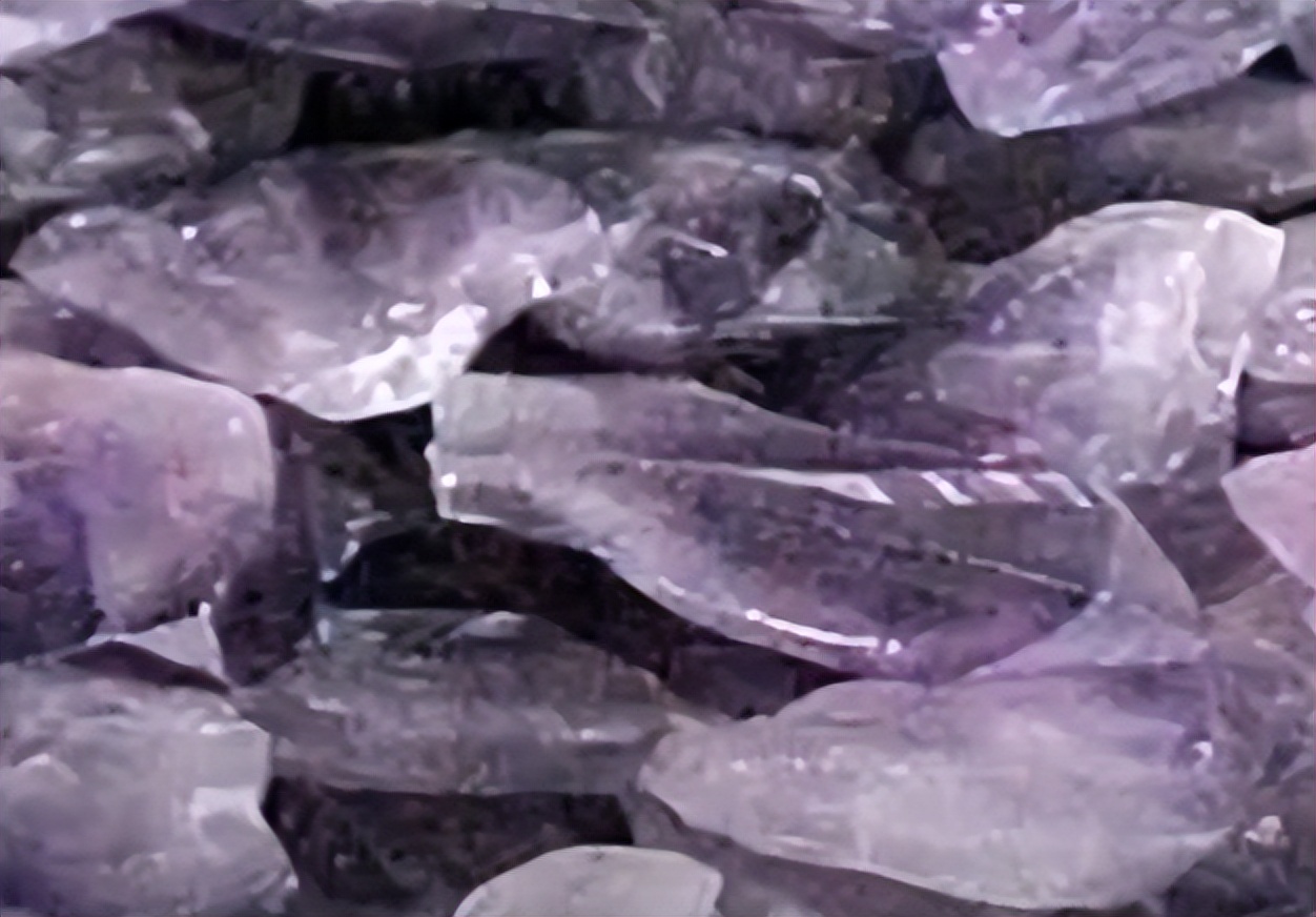 河南老汉600元买来发光水晶，深夜发出强光，专家称萤石夜明珠