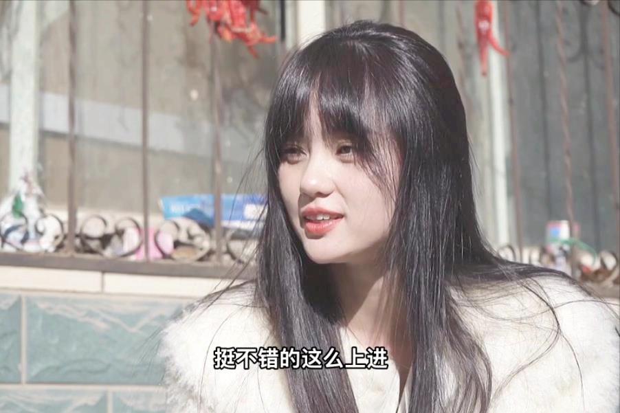 深圳街头惊现“地摊女友”，1元抱抱10元亲亲，网友：脑洞太大