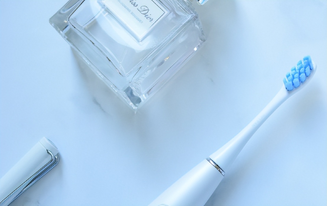 满嘴黑黝黝的牙渍、烟渍去不掉?掌握这几招,牙齿立刻亮白如新!