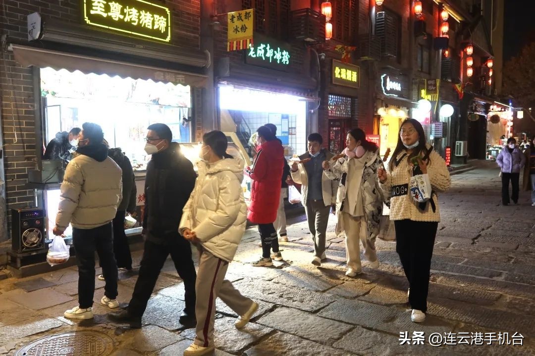 辞旧迎新烟火气照人间举杯敬此年,人间烟火气辞旧迎新时举杯庆团圆