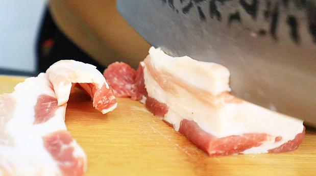 这应该是粉蒸肉最简单的做法，不用炒不用泡，肉片软糯，香而不腻