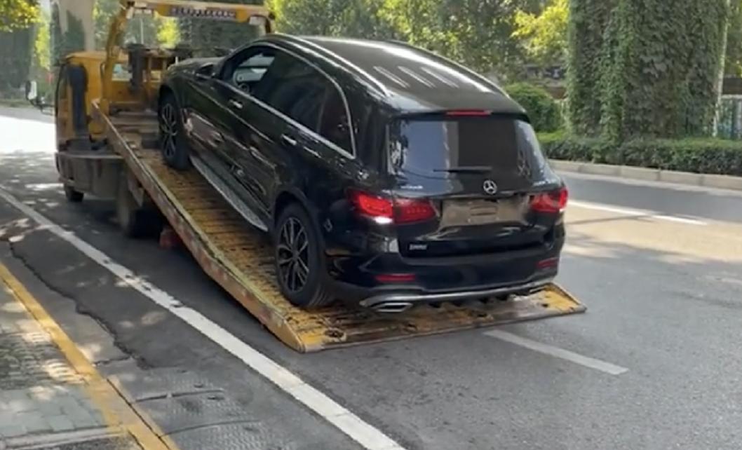 奔驰因故障拖去4S店,车内贵重财物丢失,4S店:提醒过你