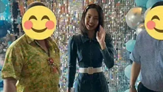 Lisa操作再引热议！晒大尺度照片、妆容变回泰妹，粉丝心疼其