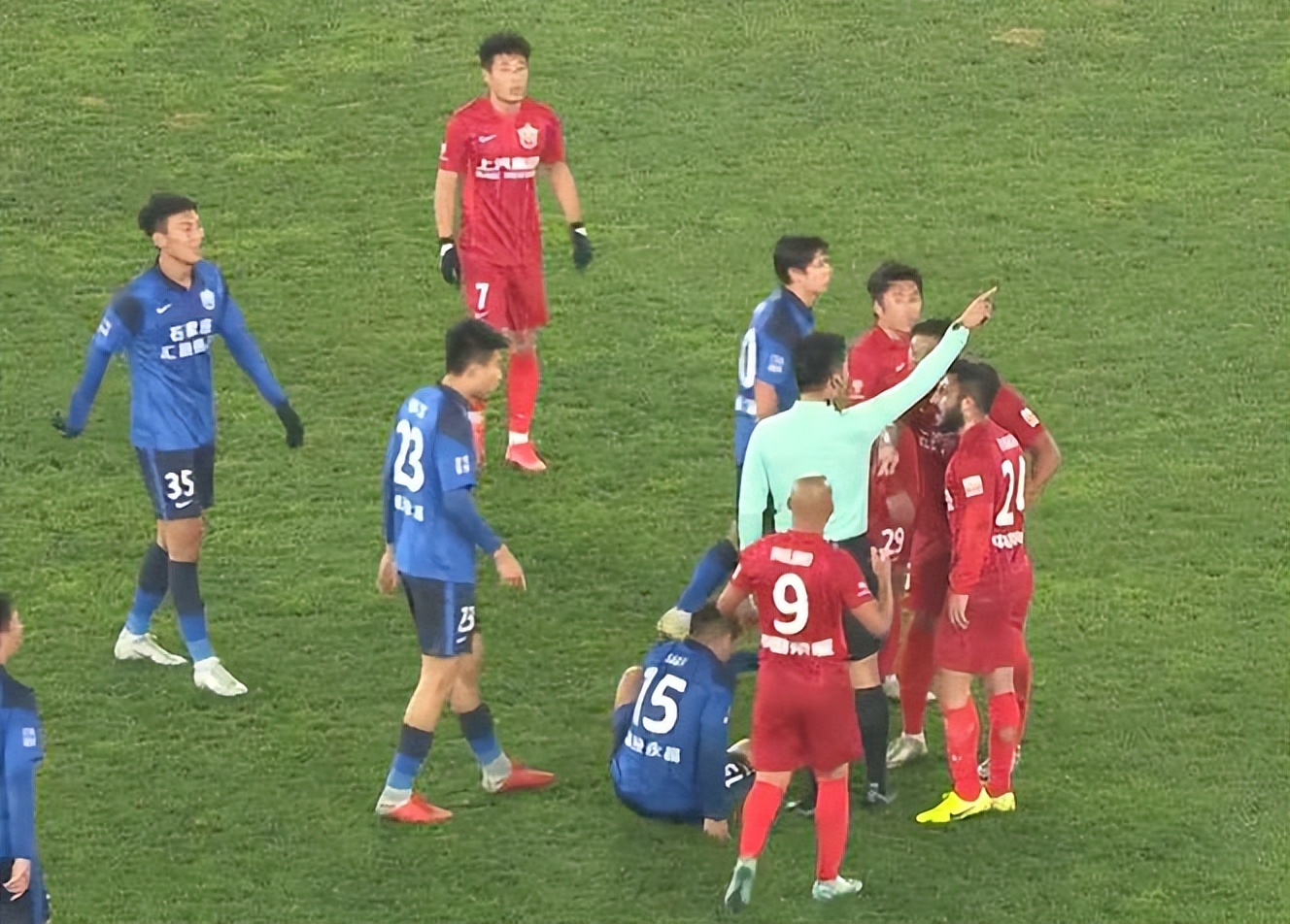 武磊被拉倒地后霸气回应,武磊踢满全场进球却引发争议