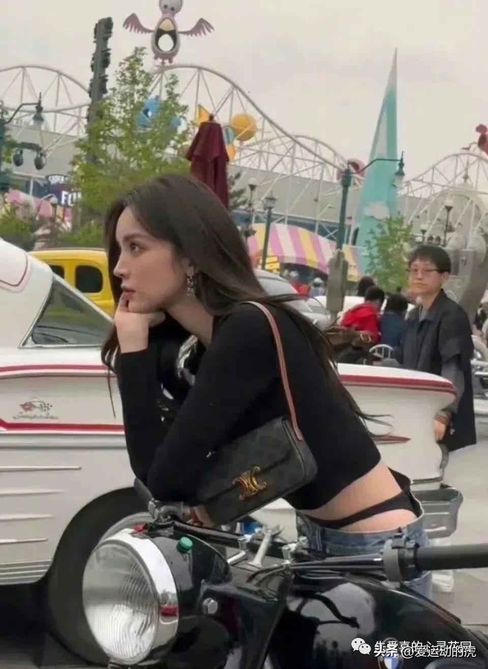 娜扎丁字裤外穿,美吗?模特露胸露臀,到底哪里出错了?