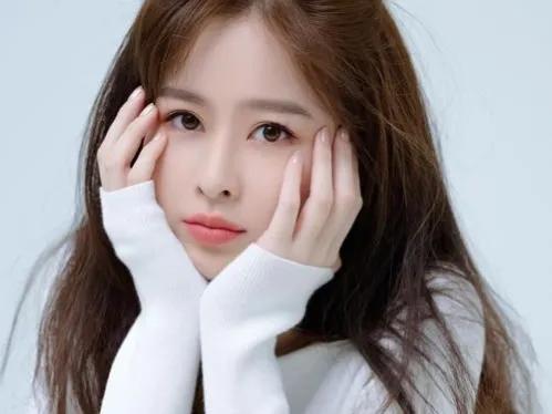 男朋友在外面女人一个接一个，她招惹上大人物想摆脱他分手。