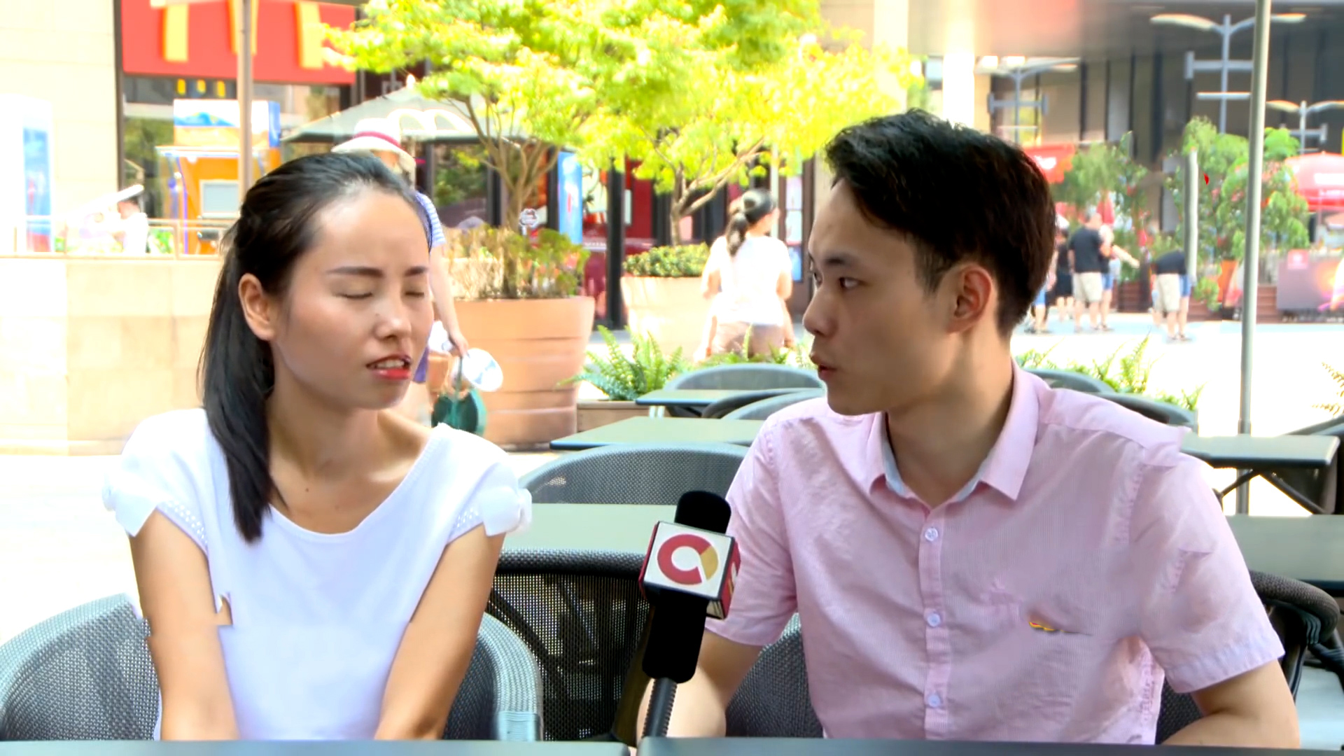 24岁本科女孩相亲,点菜专挑贵的,还问男方要3880元的衣服