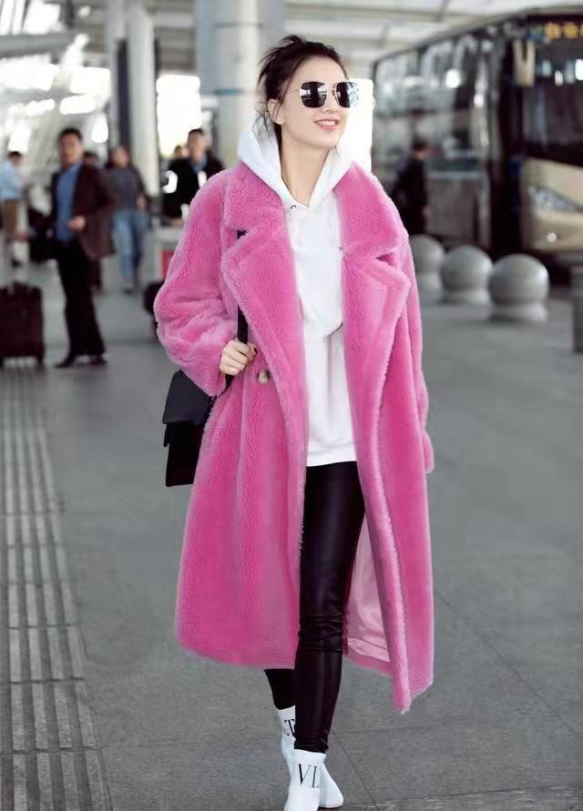 黄圣依这一身黑色装扮气场十足,黄圣依黑色的皮大衣配着皮裤皮靴