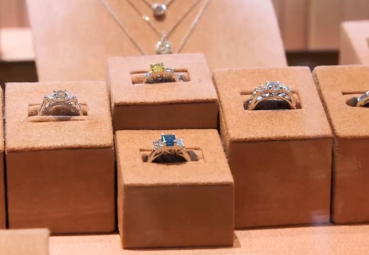 燕窝当水喝打60万美容针，初中文凭的李宝华，背后的30亿有多疯狂