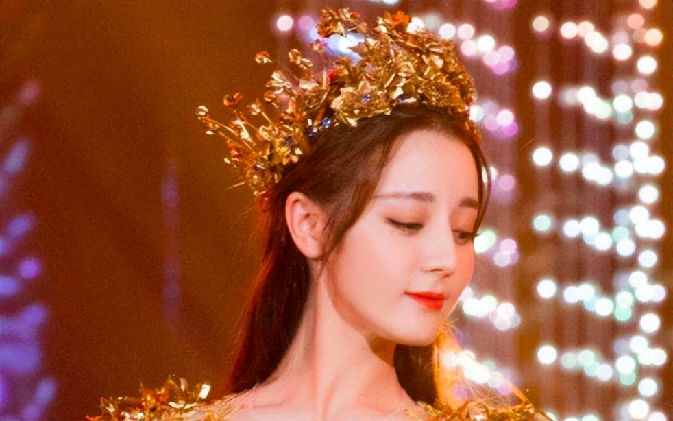 顶流迪丽热巴:被杨幂8亿捧红,工作四年无休,夺金鹰视后被嘲