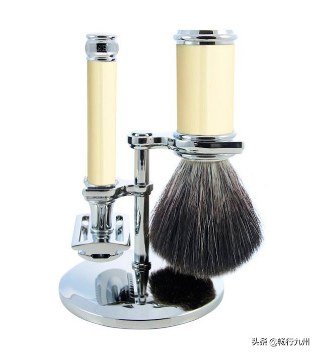 为爱人挑选心仪的礼物,用心挑选礼物的男人