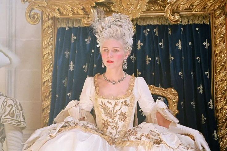 她14岁远嫁法国，被路易十六捧在手心，生活奢靡38岁被送上断头台