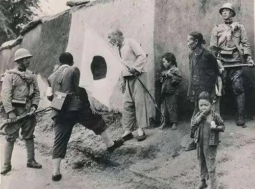 老太太木棍打鬼子,老太太面对日本鬼子英勇不屈