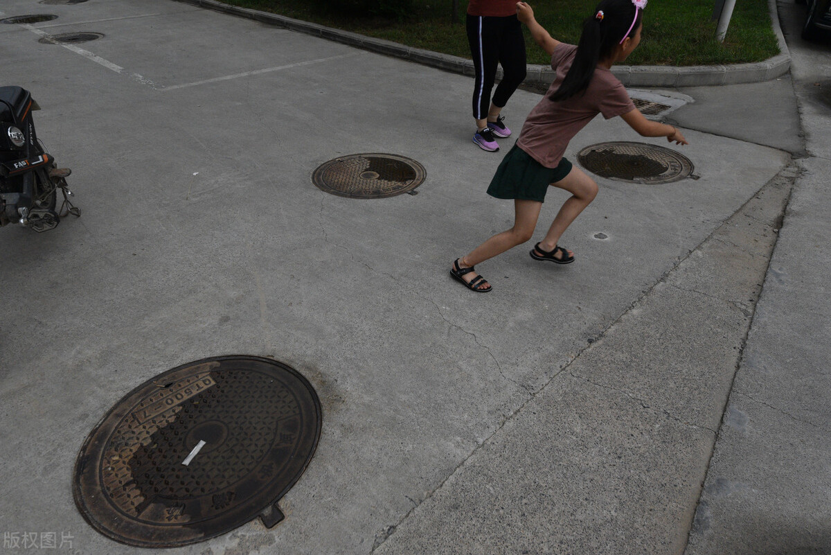 提醒孩子不要踩井盖,一定要告诉孩子井盖不能踩