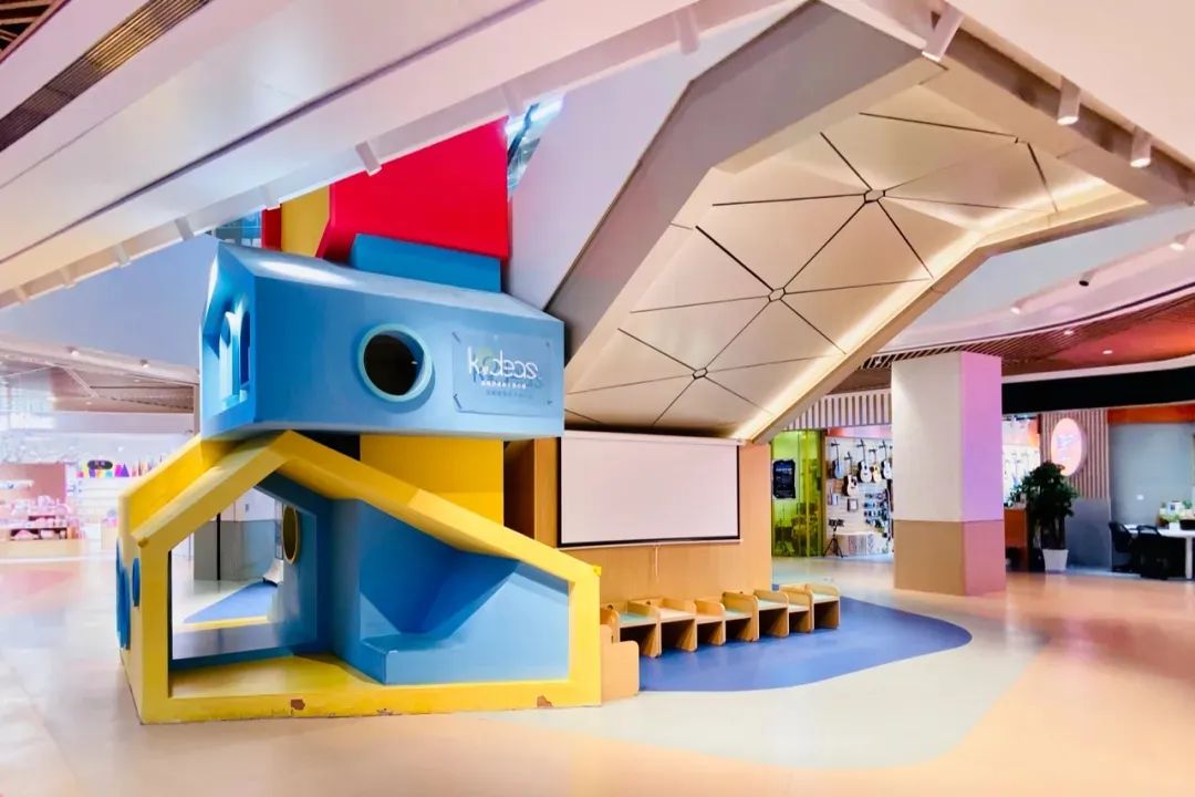 购物中心电梯两边手扶梯陈列 (购物中心顶楼业态规划)