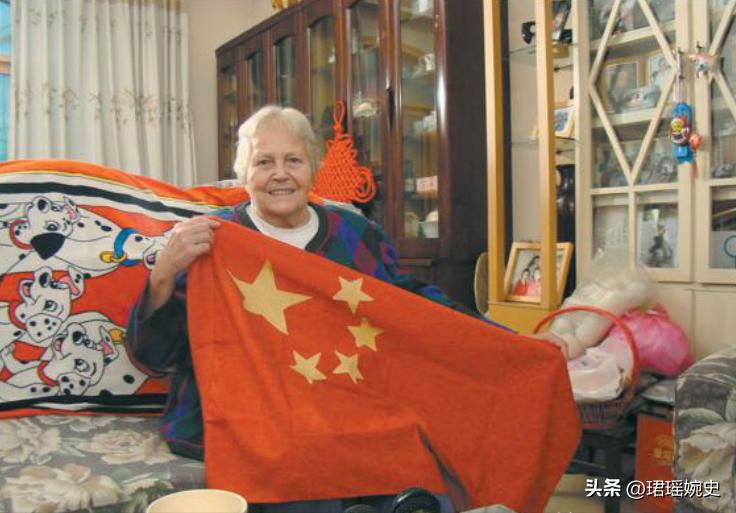 美国女子在中国当70年老师，总理特批绿卡，家里有面*旗国**不让人碰