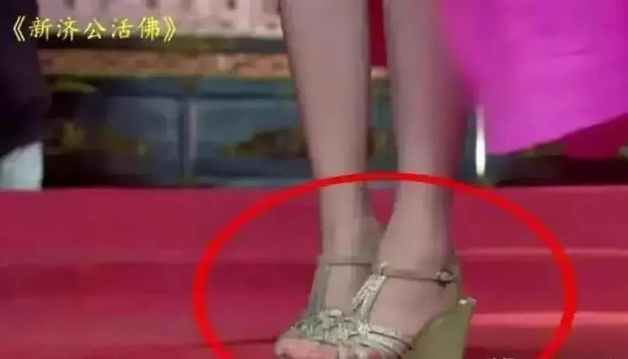 洒枸杞假装喷血、演尸体玩手机，这些穿帮镜头好敷衍，个个离谱