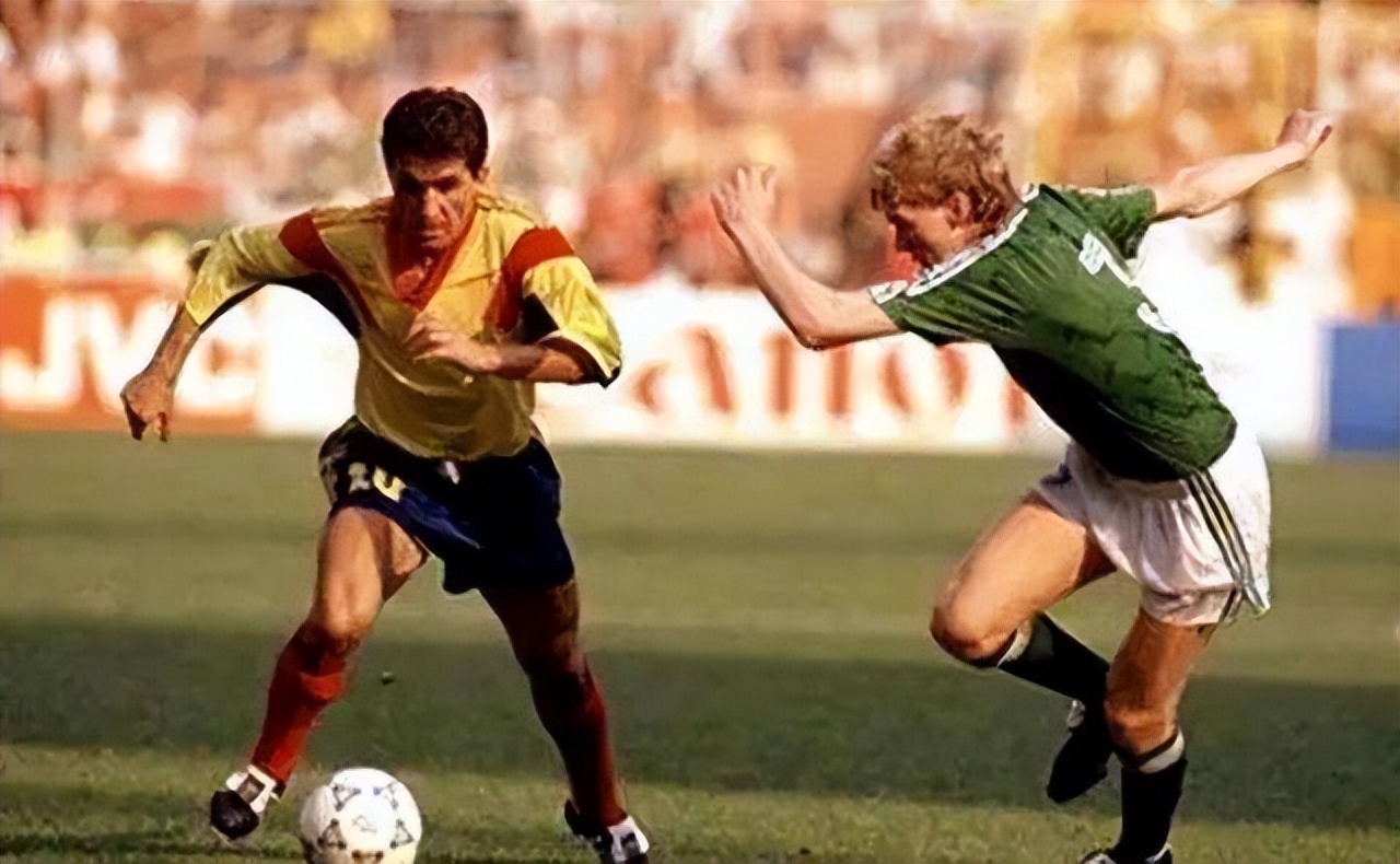 *小平邓**一生钟爱足球，连看52场世界杯，提出：足球要从娃娃抓起