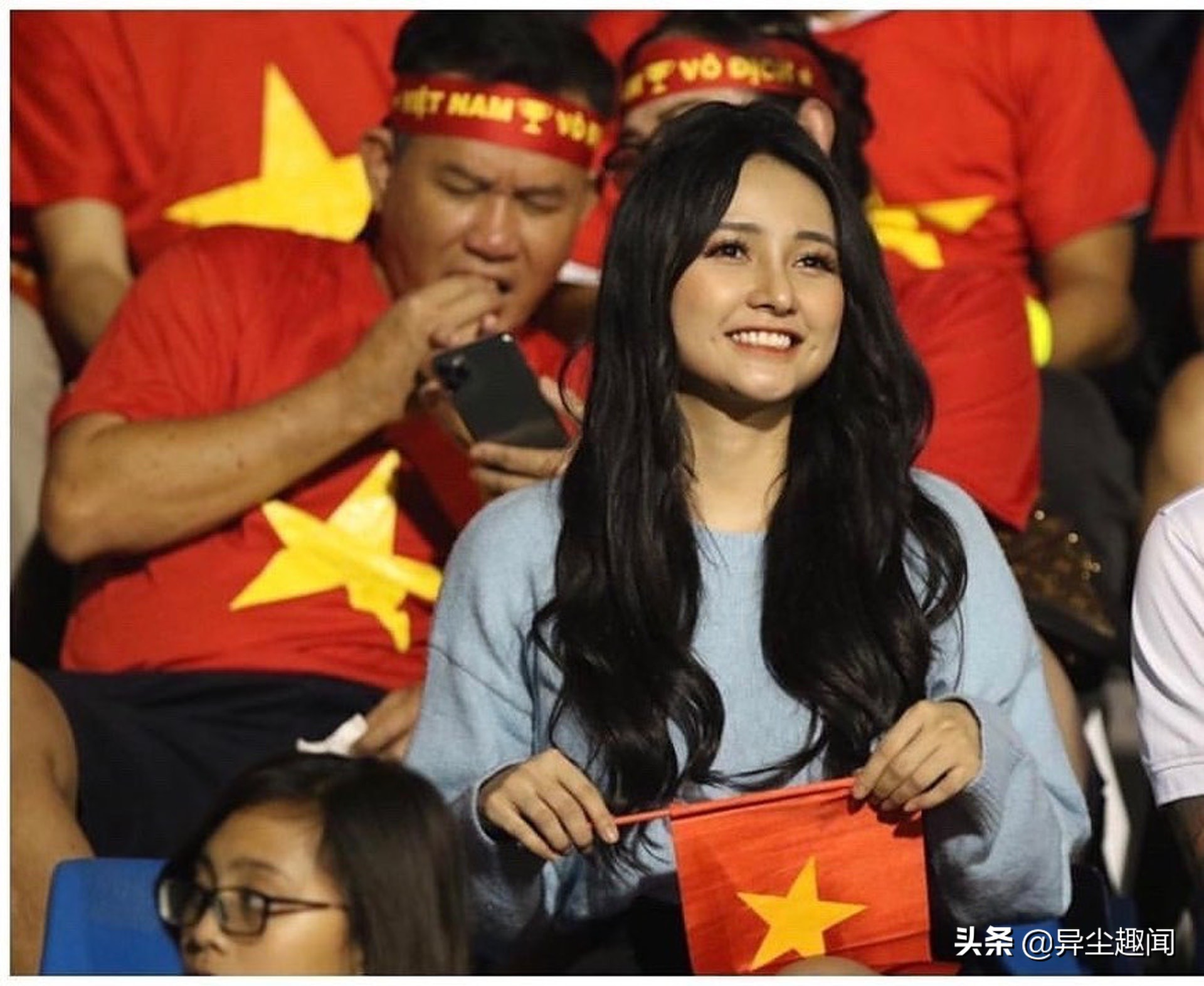 美到忘记看比赛!球场边越南的笑颜美女甜美爆红