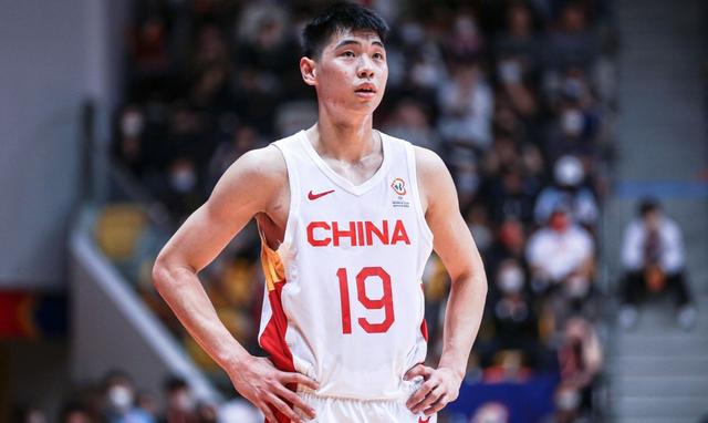 中国男篮更衣室乔尔杰维奇姚明,男篮热身赛赛后暖心一幕