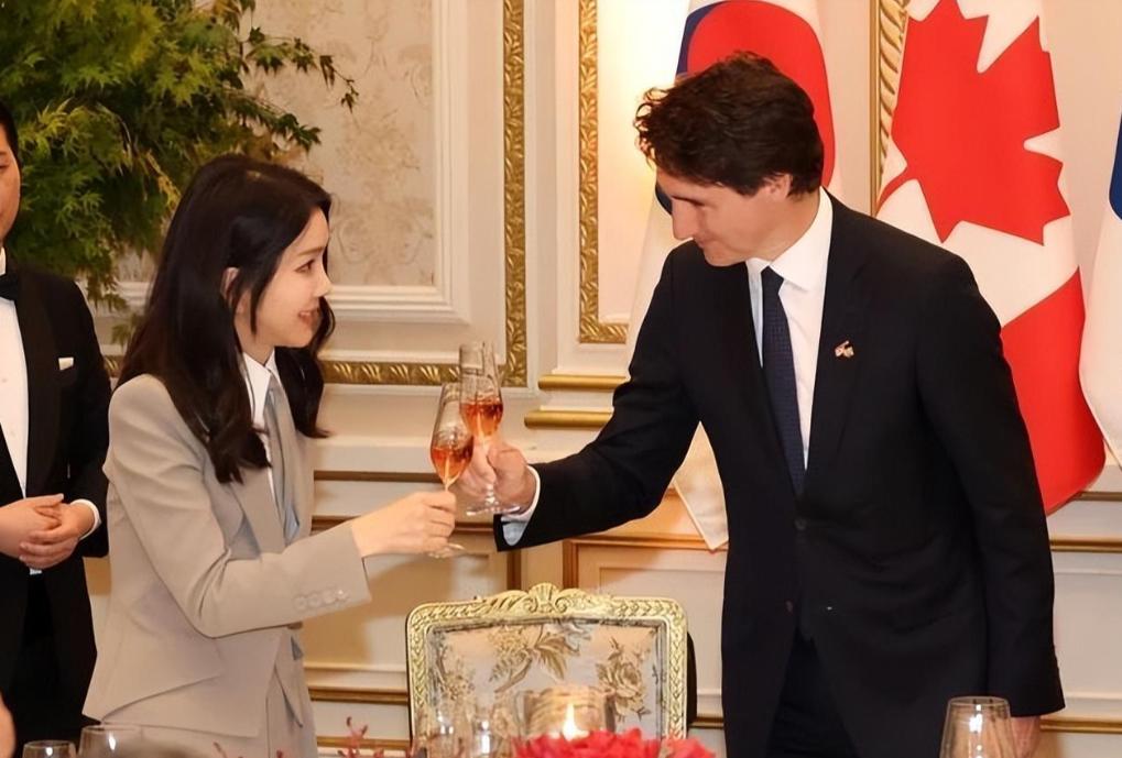 金建希赴广岛出席G7！穿情侣装却面露疲惫，见到帅哥总理就该笑了