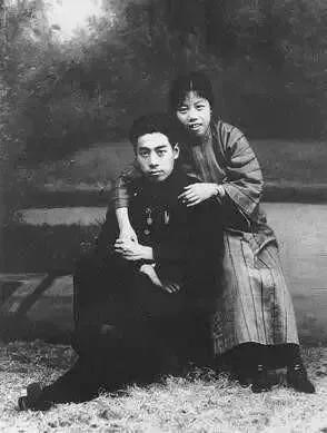 “为了你，我相信有来世”，周恩来和*颖超邓**的爱情神话