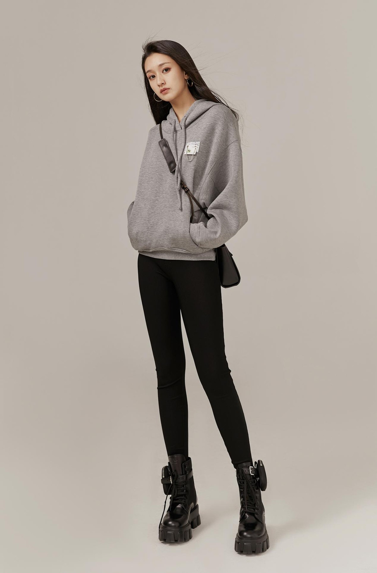 港风中长扎染连帽卫衣怎么搭配,扎染带帽卫衣搭配女显瘦