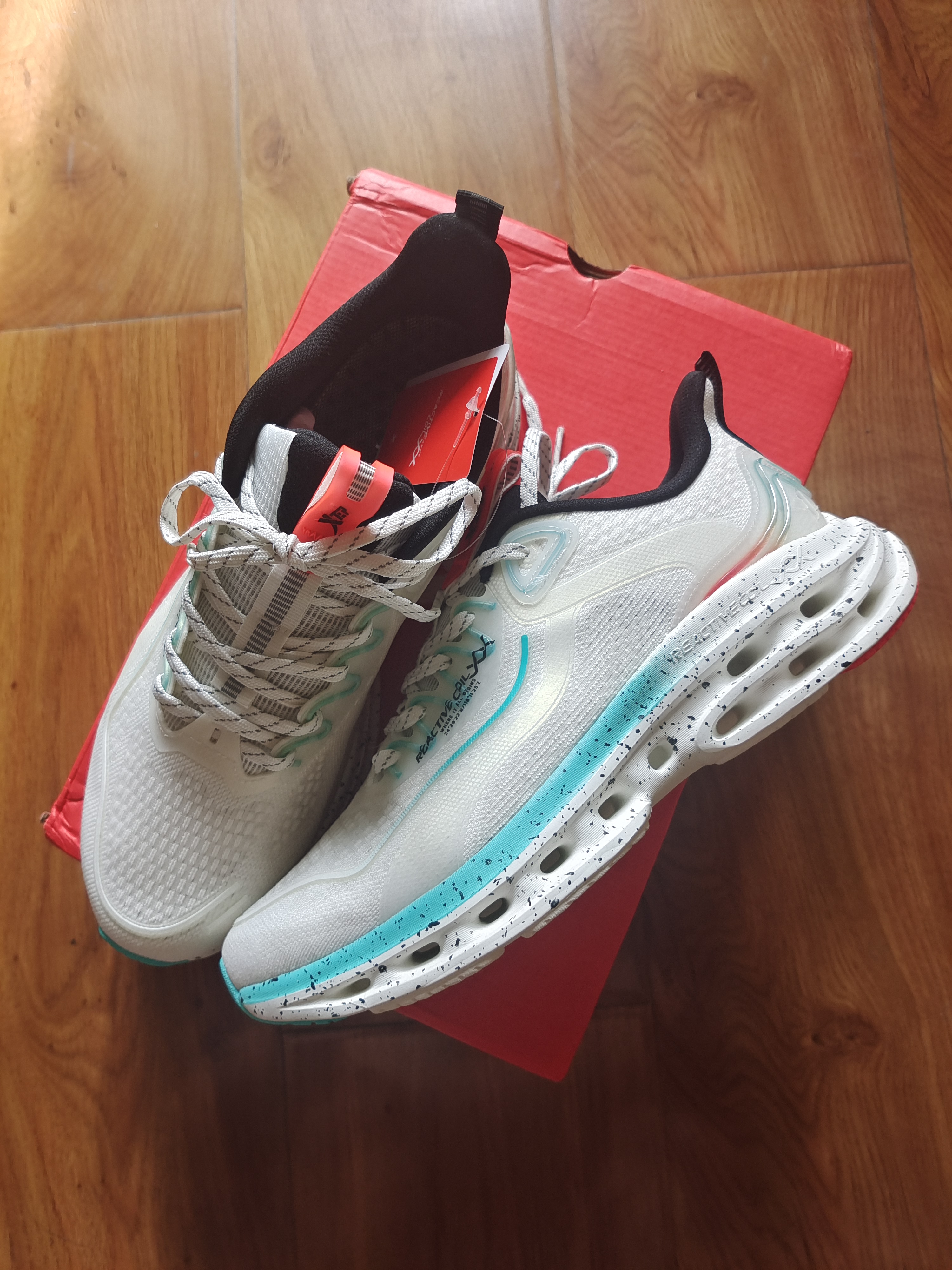 特步也崛起了！减震旋跑鞋来袭，9年结构缓震，成就夏日通勤佳品