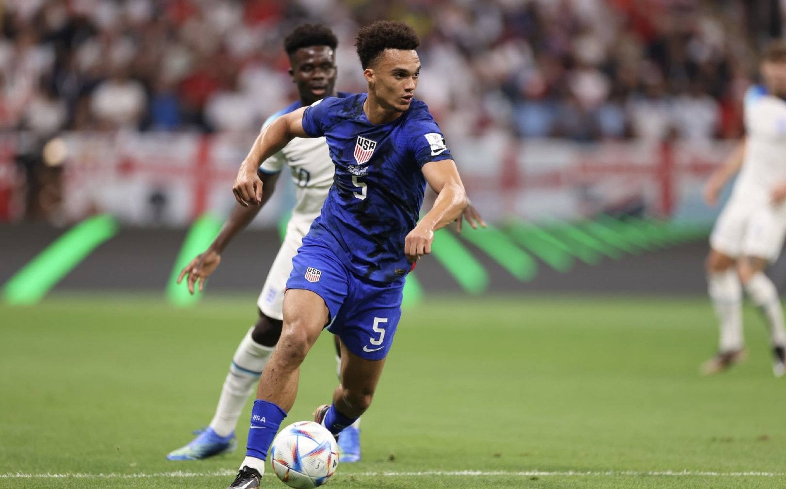 还有王法吗？英美疑似踢假球，想要做掉伊朗，小组赛*药火**味十足