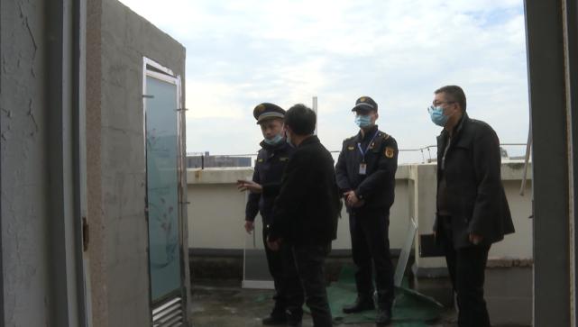 小区房屋群租安全吗,小区楼顶违规乱建属于谁管