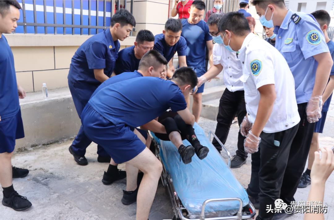 轿车人行道连撞2人最新情况,车辆行驶过快撞到人会撞碎吗