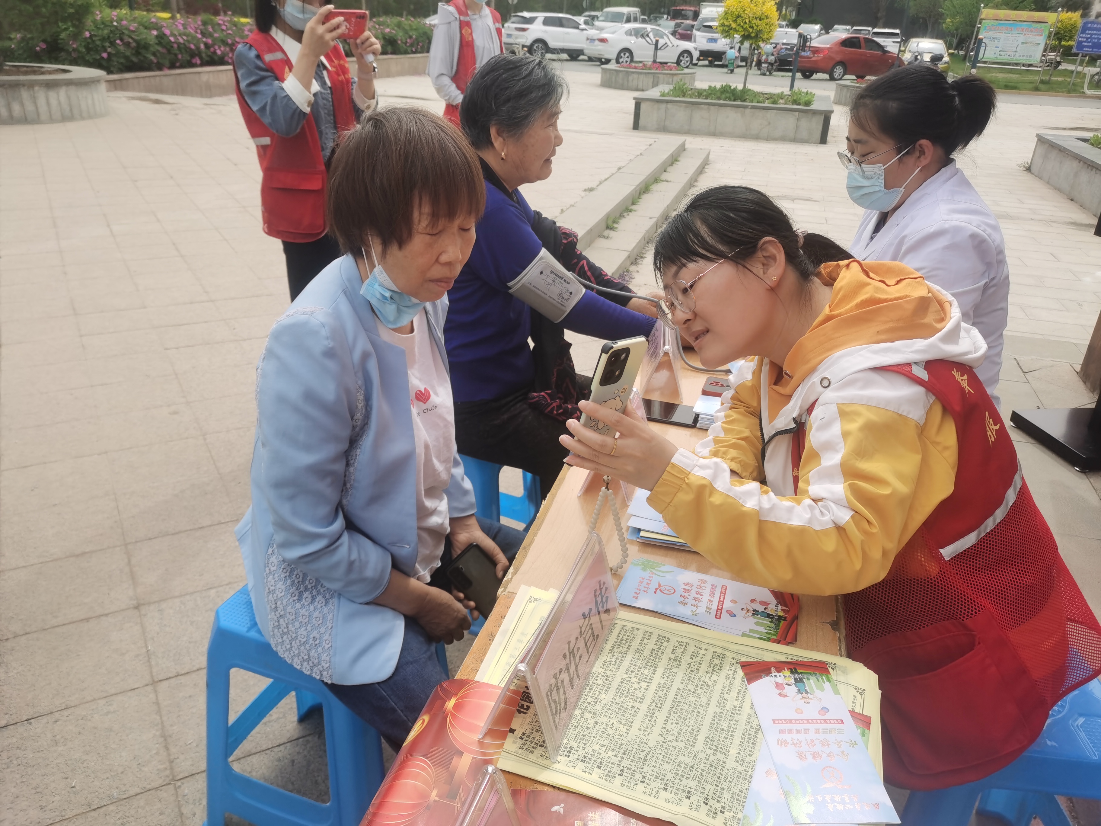 我们的新时代丨贺兰县花园社区：方便！这里的“流动办公桌”办实事接地气