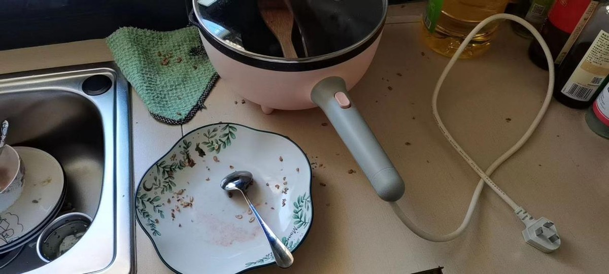 我们家进了一只老鼠，历时近2月，终于把它抓住啦