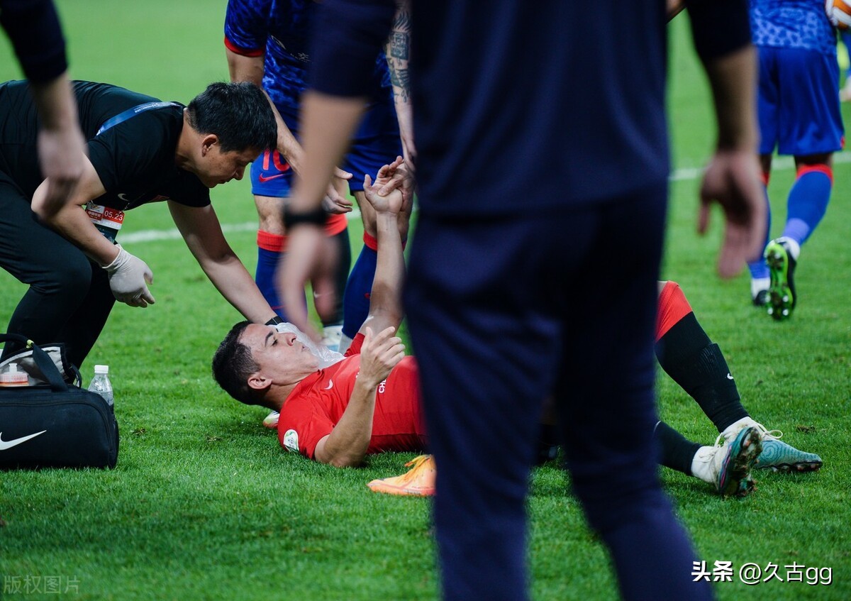 嘴硬？输球+8黄1红吴金贵心不甘，马镇一拳或“打蒙”扬科维奇
