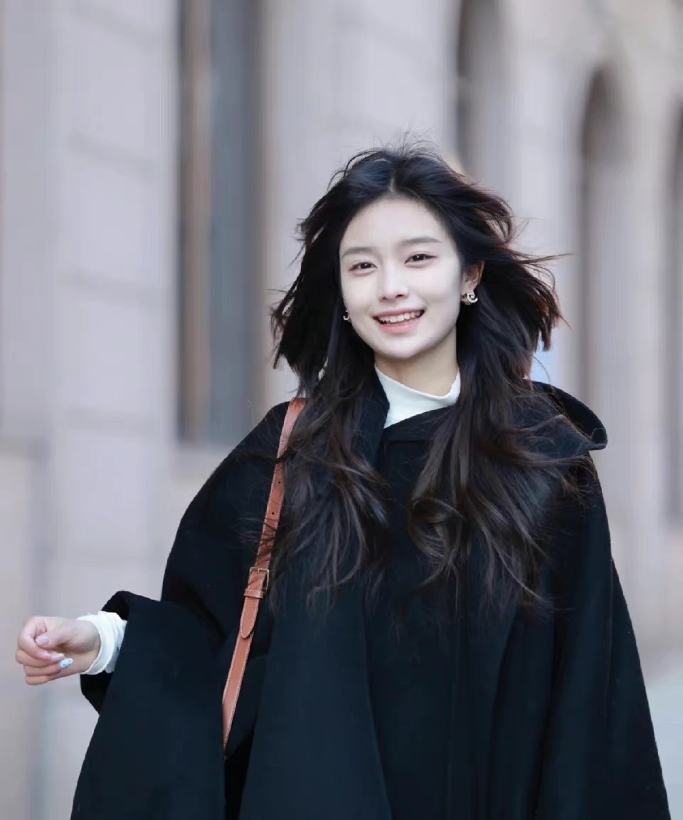 这是我见过最好看的“方脸美女”，甜美又贵气，很像归国的小公主