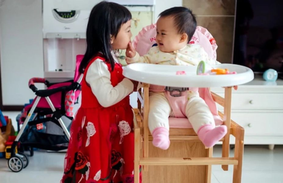 “绿豆眼”宝宝火了，眼睛只有一条缝，网友：确定睁开了吗？