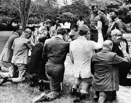 “非洲屠夫”阿明：拿人肉喂鳄鱼，*戏调**英国女王把*裤内**送给自己