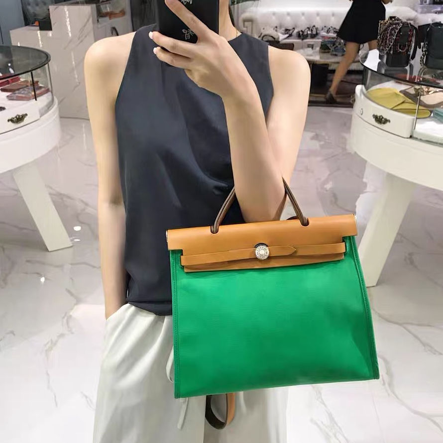 眉心鼻翼和下巴长粉刺为什么,鼻头上起粉刺什么原因引起的图片