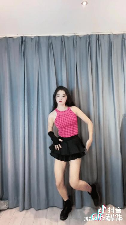 坐拥100万粉丝的美少女，直播间点赞量高达1亿，实力如何？