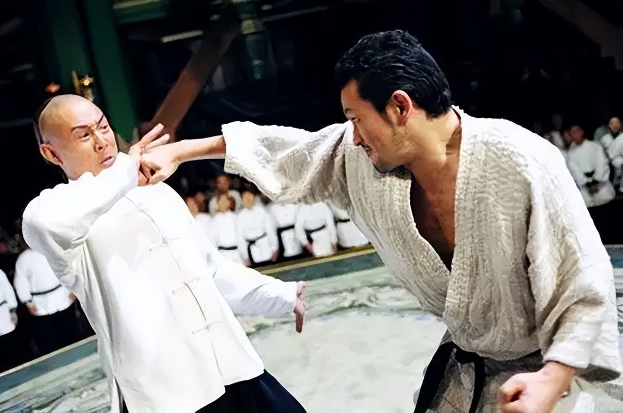 1989年，专家清理霍元甲尸骨时，意外发现霍元甲的真正死因